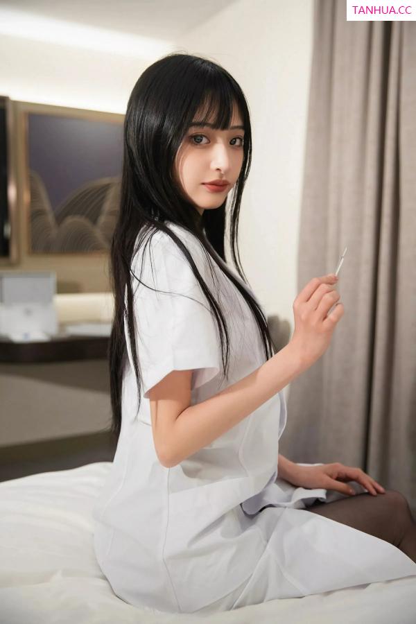   [XiuRen]高清写真图 2025.06.06 No.10373 茂木希子 白色护士服第7张图片